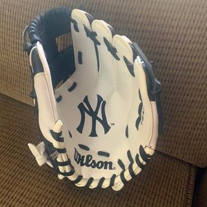NWOT Wilson Yankees Tee ball glove